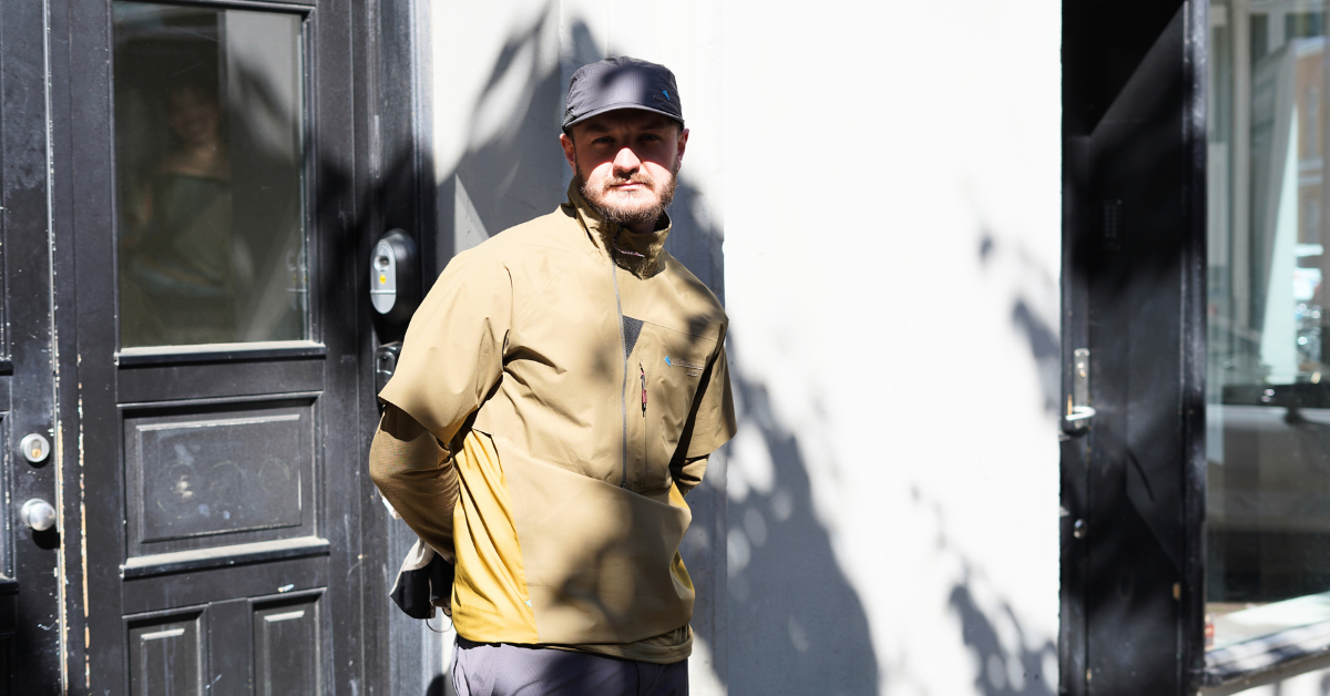 Outfit #020 – Klättermusen Gondul 2.0 Hood Jacket, Jorid Zip Off Pants og Ansur Five Panel Cap hos Packyard