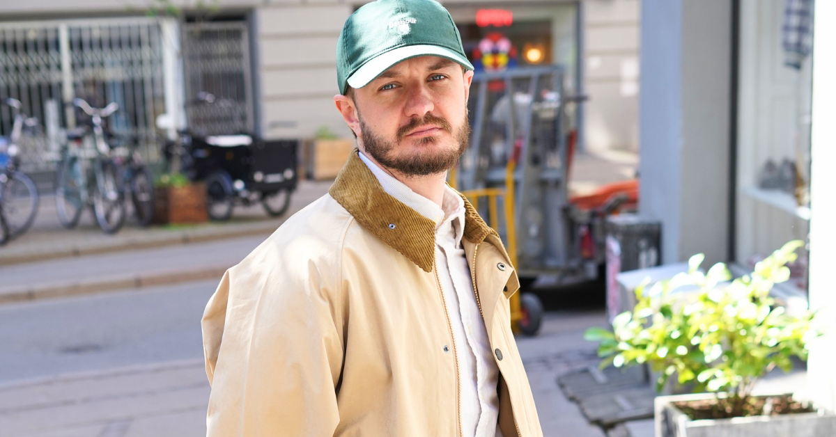 Outfit #012 – Barbour Cas OS Transport Jacket, Kappy Two Tuck Wide Pants og Vans LX Slip-On Reissue 98 LX